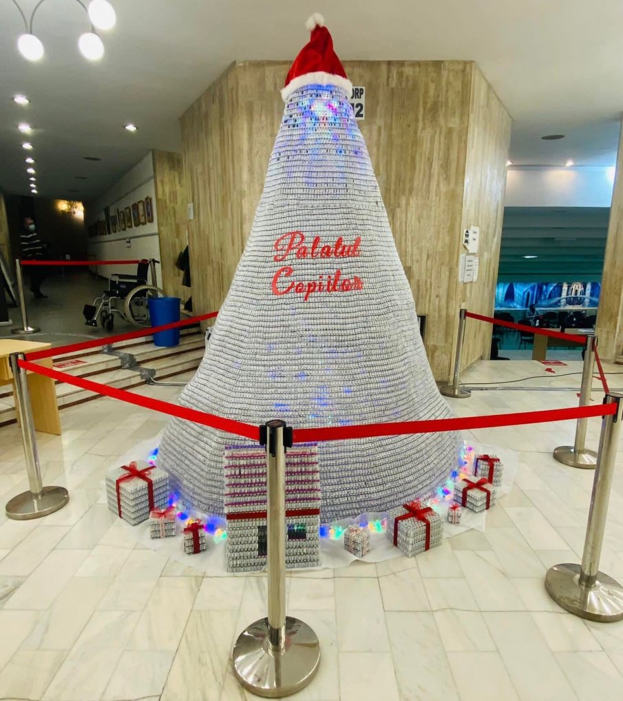 Солена глоба заради елхата от празни флакони от ваксини в Букурещ