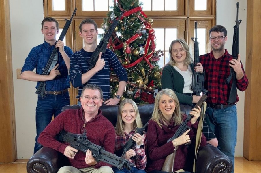 ШОК: Конгресмен от САЩ пусна семейна коледна снимка с автомати и пушки