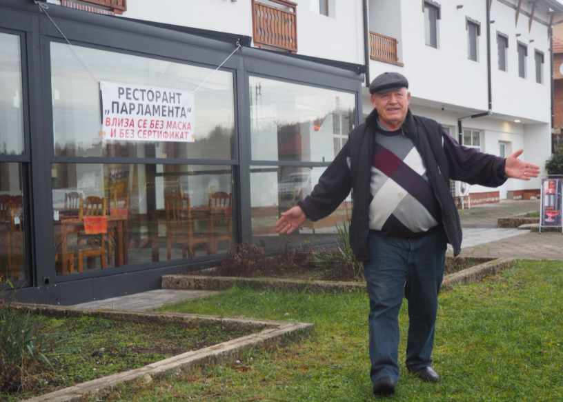 КУЛТОВО: Пешо Леса от Пороище прекръсти заведението си на “Парламента“, влиза се без сертификат и маска