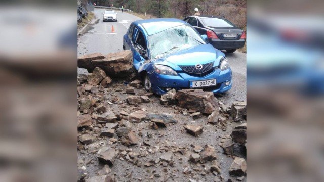 Скална маса се стовари върху автомобил по пътя Смолян –