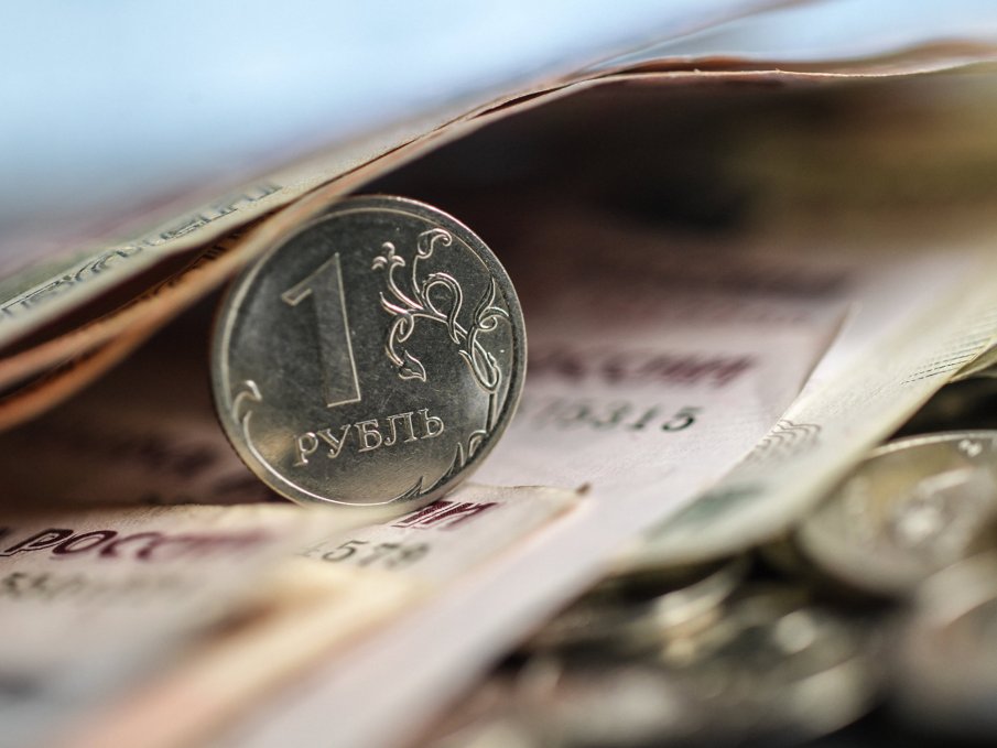 Рублата достигна двегодишен връх спрямо долара и еврото