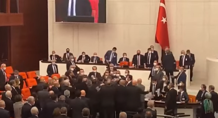 ЛУД ЕКШЪН: Депутати си спретнаха здрав бой в турския парламент (ВИДЕО)