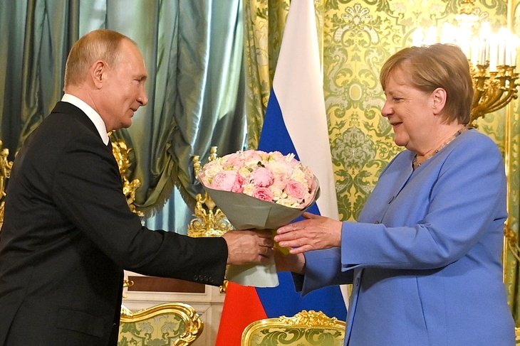 Руският президент Владимир Путин разговаря по телефона с Ангела Меркел