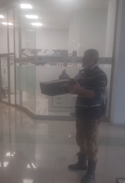 Варненец изсипа три каси вкиснало мляко в офиса на енергото