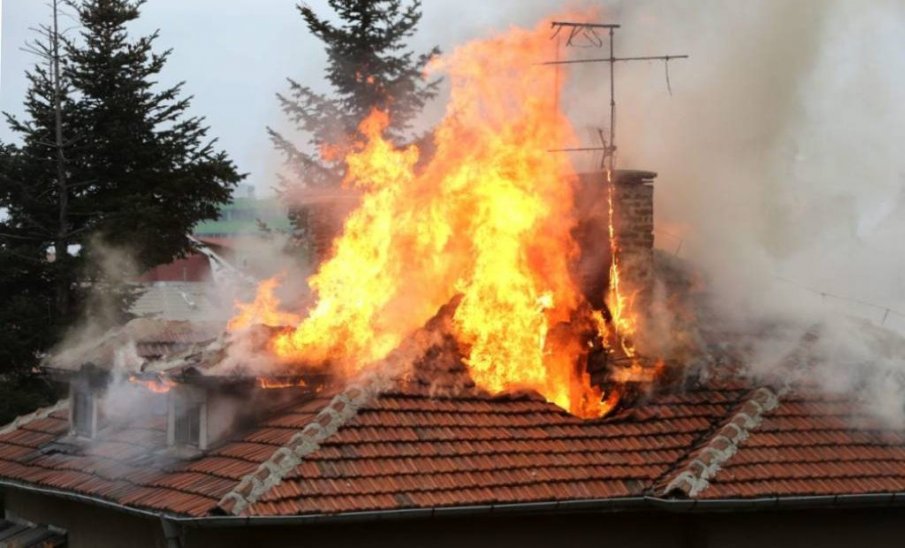 Къща пламна в Айтос, собственикът едва не изгоря жив