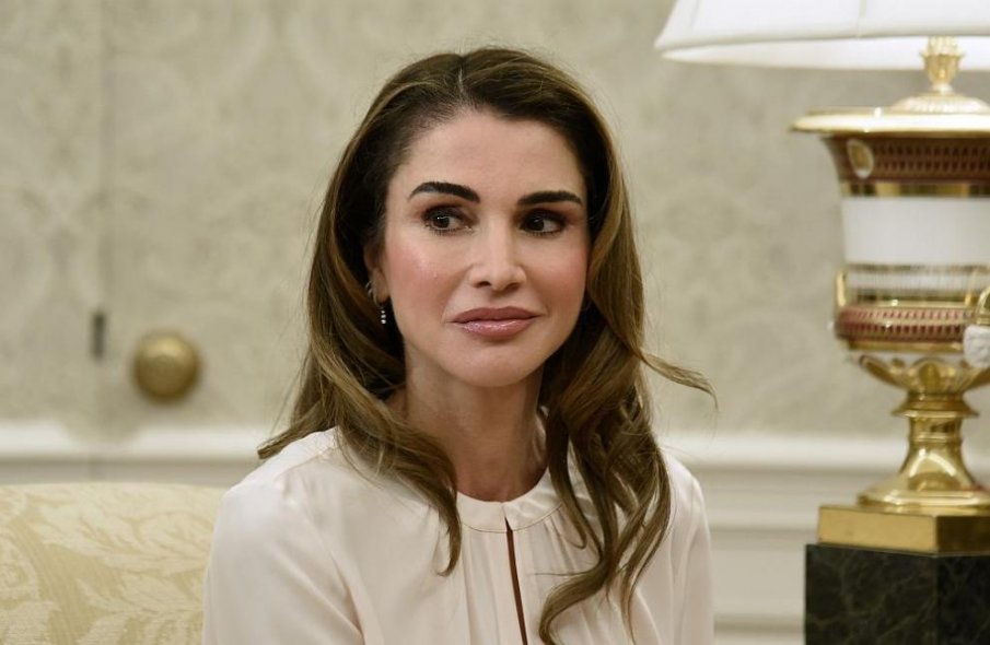 Кралицата на Йордания Рания сподели новогодишния кадър на кралското семейство.