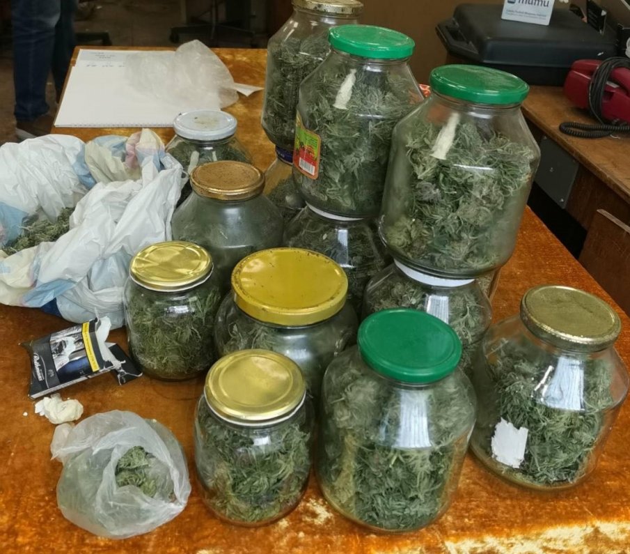 Буркани със зелена трева иззеха при акция на полицията в Стара Загора