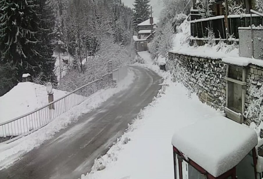 50 сантиметра сняг натрупа край Пловдив, има и села без ток