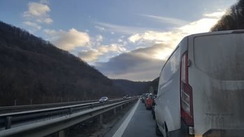 ОТ ПОСЛЕДНИТЕ МИНУТИ: Спряха камионите през тунела Траянови врата