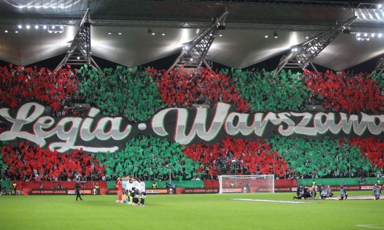 Фенове биха играчите на Легия след загуба