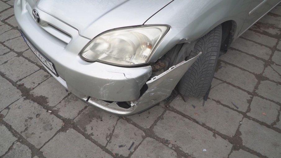 Дрифтър помля две коли, бяга от полицията