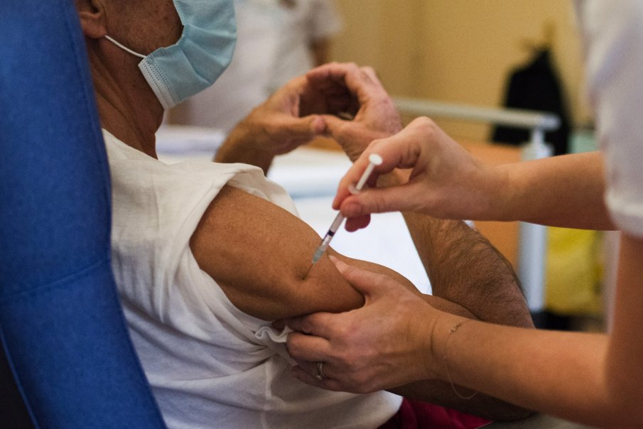 COVID-19 отстъпва: Първа област у нас влезе в зелената зона (КАРТА)