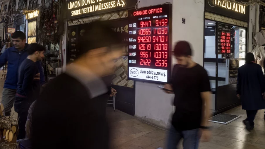 Протести в Истанбул заради поскъпването на лирата, турците обедняват