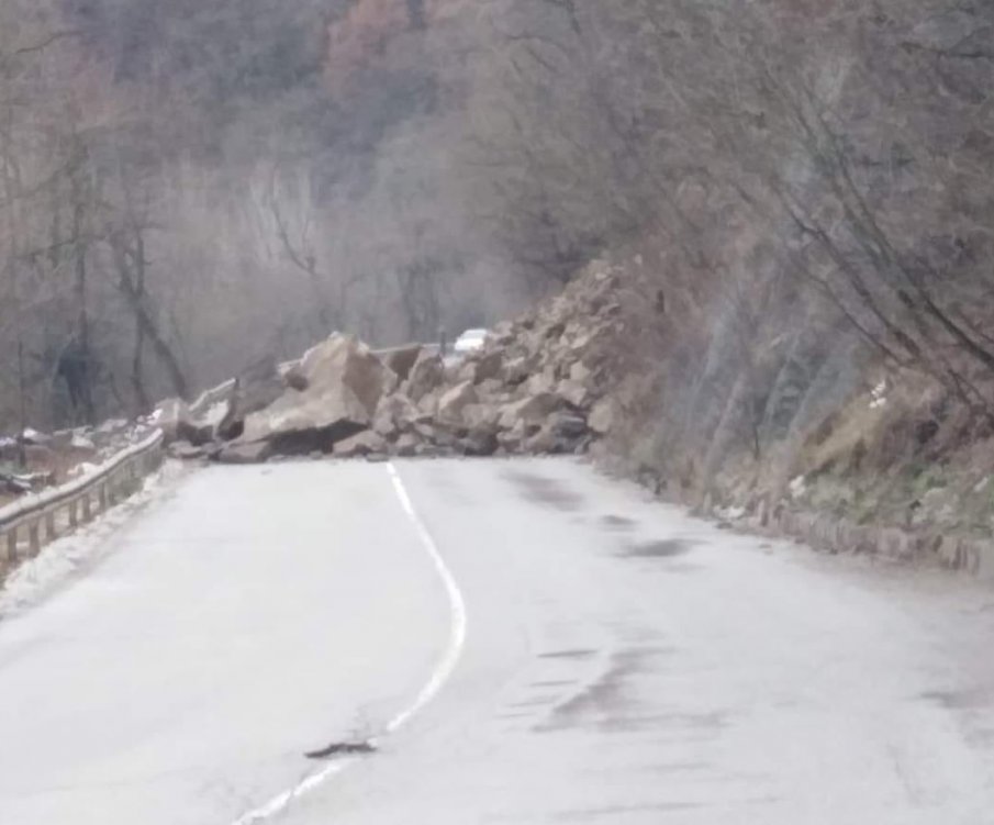 ВАЖНО ЗА ПЪТУВАЩИТЕ: Свлачище блокира пътя София - Самоков