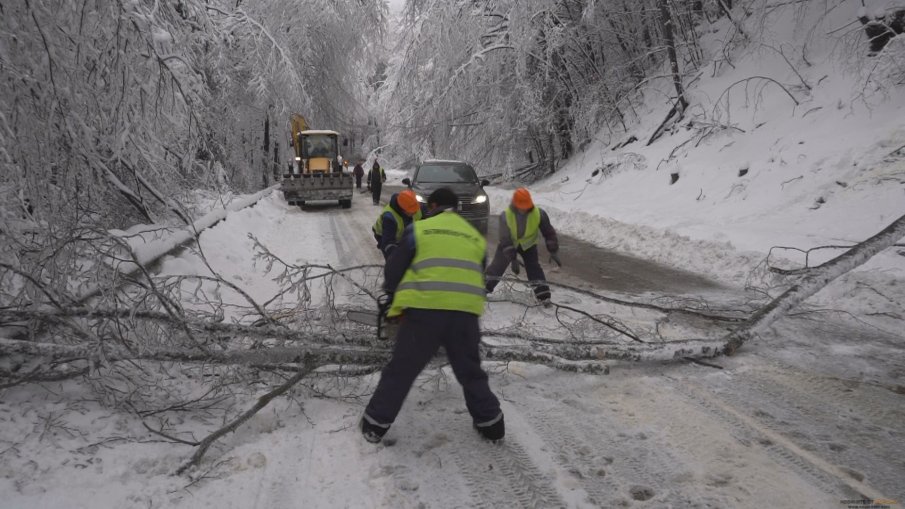 Временно движението през проход Шипка е ограничено за всички МПС