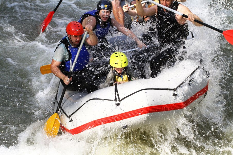 Спасиха с рафтинг лодки възрастен мъж, блокиран от придошлата Струма