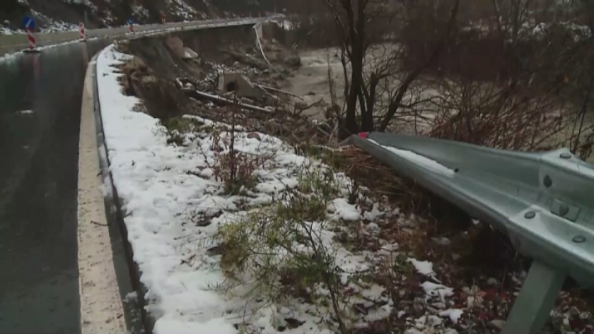 Пренасят на ръка лекарства, храна и вода за хората от откъснатите села край Триград