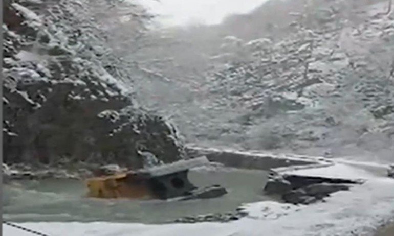 Багер пропадна на пътя край Дяволското гърло