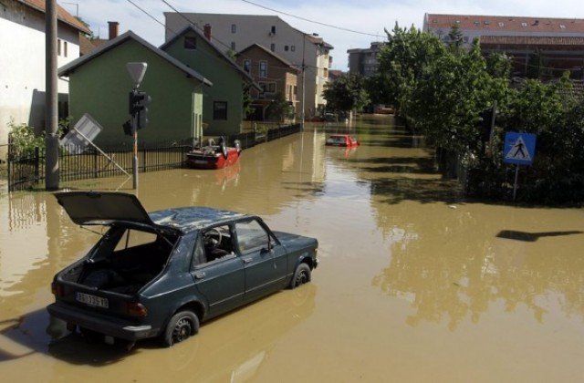 Реките в Гърция преляха, наводниха къщи, отнесоха мост