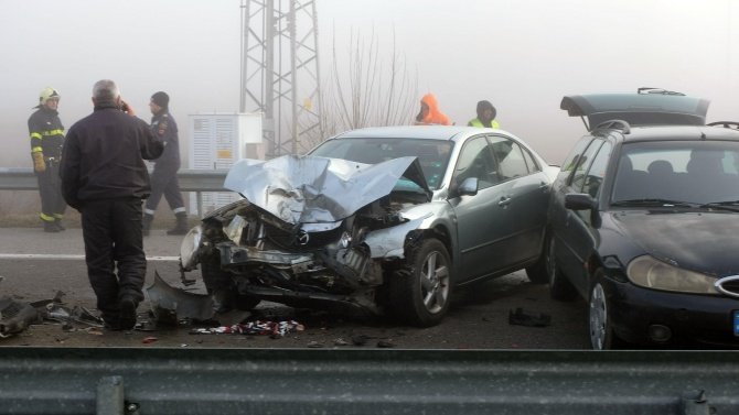 Катастрофа край фаталния Боснек затруднява движението по магистрала „Струма“