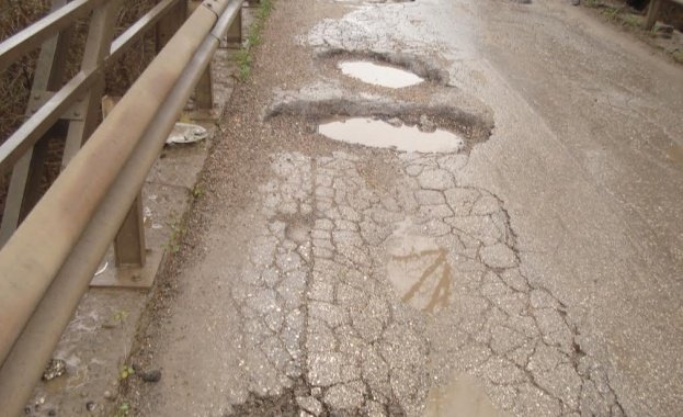 Жителите на Равно поле излизат на протест заради разбит път, няма достъп на линейки и пожарни