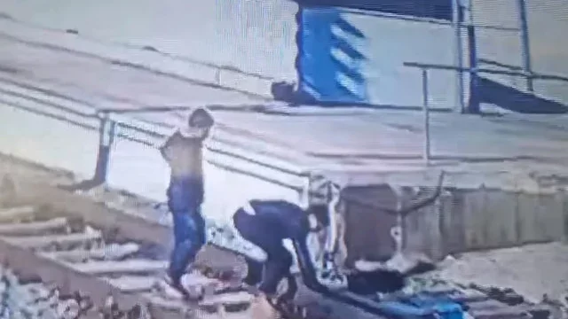 ОПАСНА ИГРА: Хлапета искат да обръщат влакове до Пловдив (ВИДЕО)