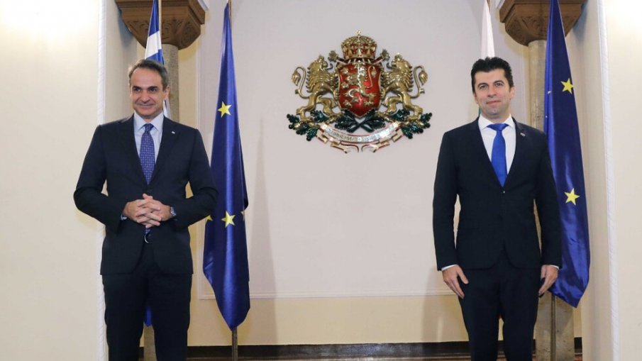 Премиерът Кирил Петков посрещна гръцкия си колега Кириакос Мицотакис. Това