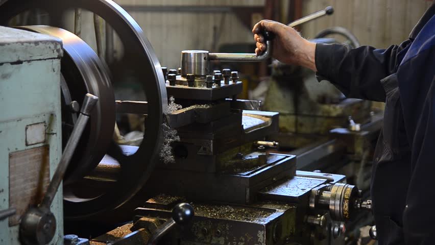 КРИЗА: Бармани и стругари не стигат в страната, учителите най-търсени в София