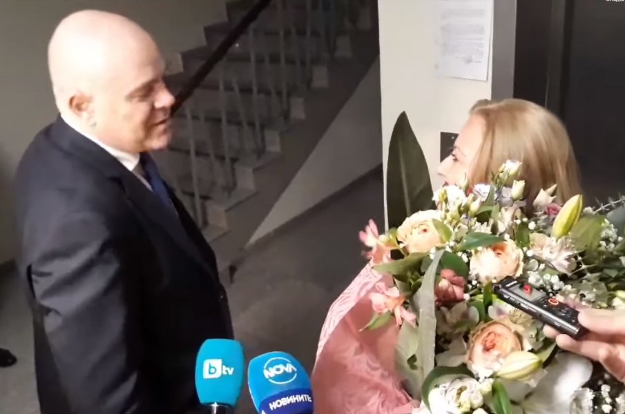 Николай Марков: Общопартиен телешки възторг в ДБ, че една посредствена женица от Разград, парашутирана за министър, обсъждала оставката на Гешев?!