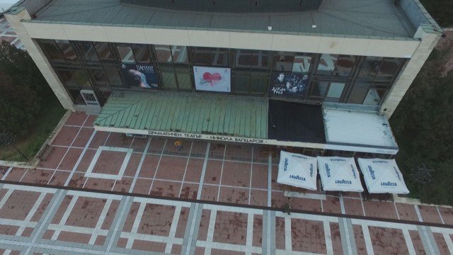 Драматичният театър в Благоевград осъмна без част от покрива си