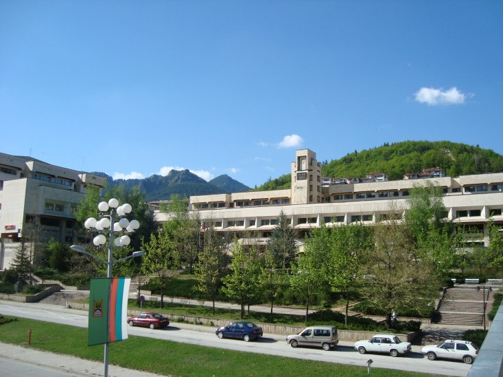 Общината в Смолян обновява автобусните спирки