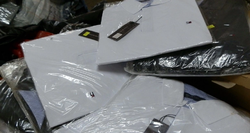 Митничари с удар: Спипаха 4500 облекла на известни марки