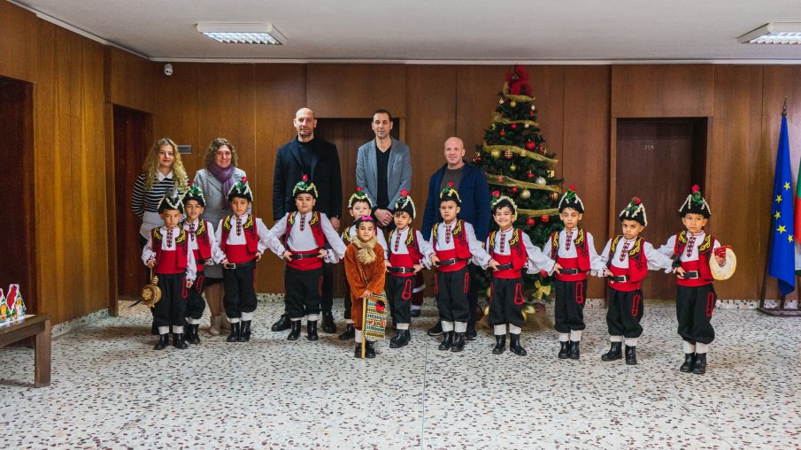 Коледари и сурвакари от Детска градина „Пролет“ гостуваха в Община Ямбол