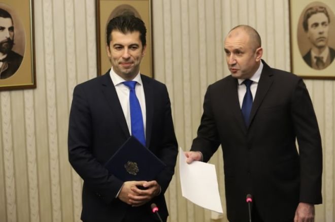 Радев съветва Петков през медиите кои въпроси не трябва да забравя при преговорите със Северна Македония