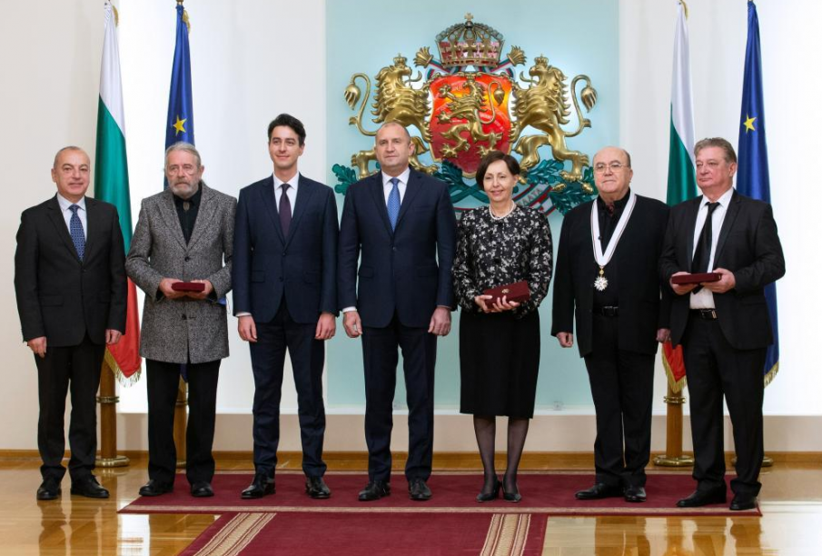 Радев удостои с висши държавни отличия изявени български творци