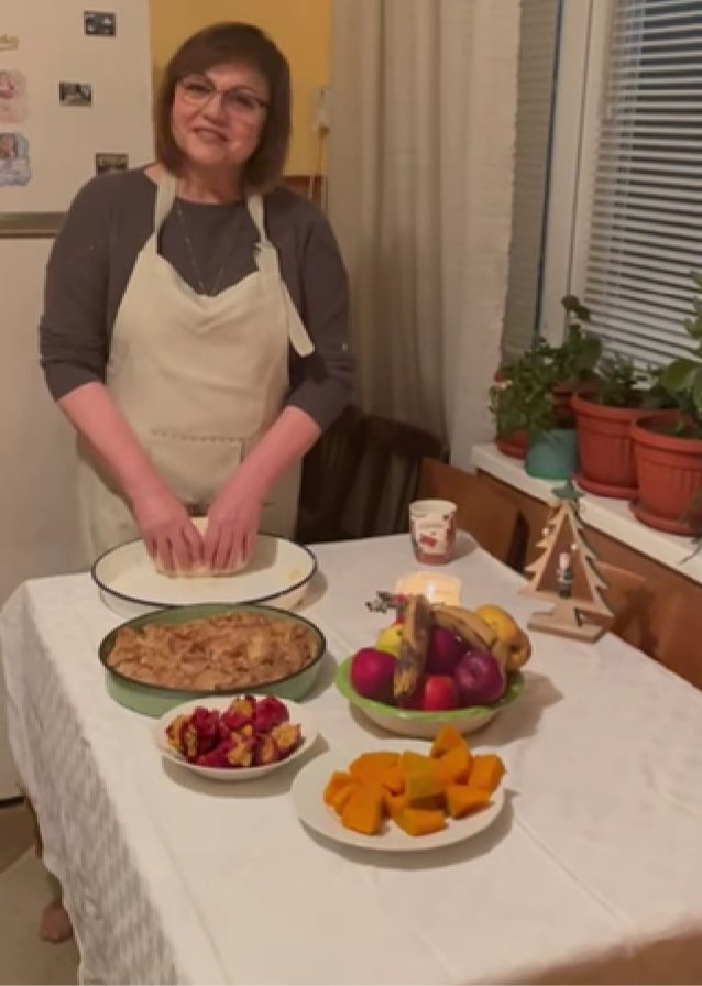 Корнелия Нинова си показа тиквата за Коледа