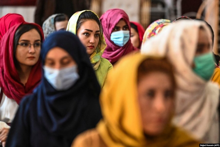 Талибаните забраниха на жените в Афганистан да пътуват със самолет без мъжете си
