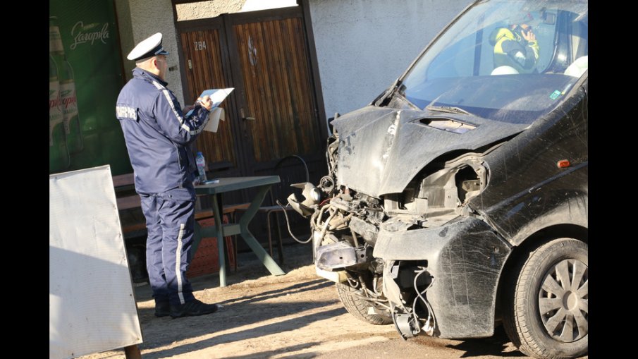 Бус и кола се помляха на разклона за Стражица, има пострадали