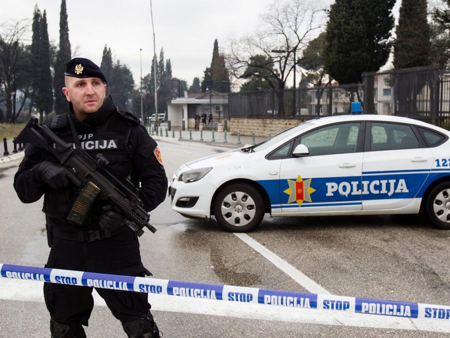 ИЗВЪНРЕДНО: Мъж с бомба нахлу в черногорска банка