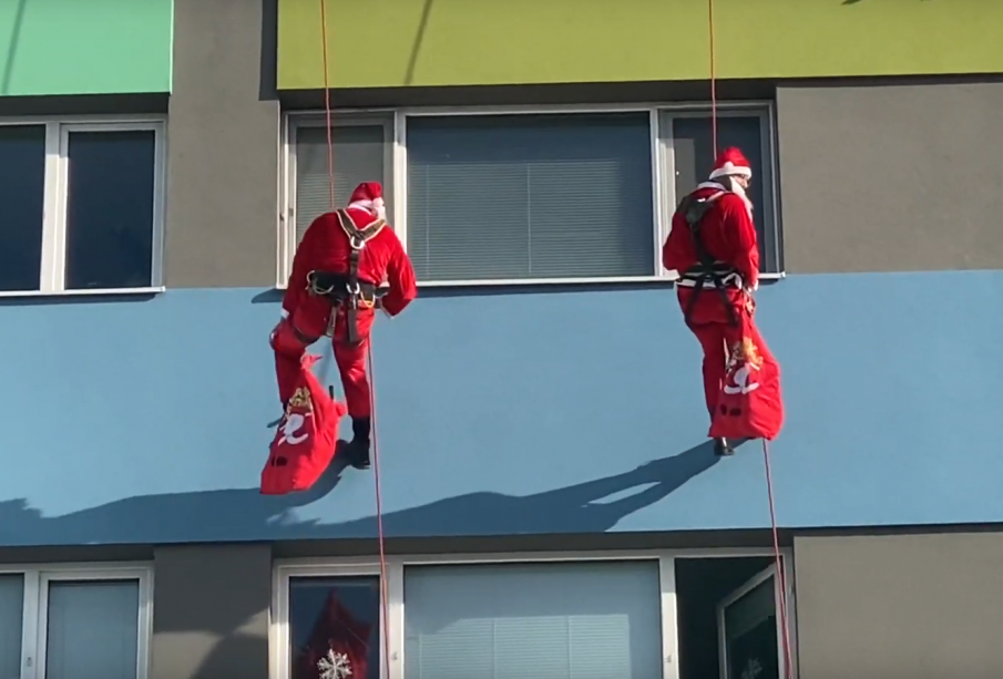 Дядо Коледа се спусна по фасадата на УМБАЛ-Бургас и зарадва малчуганите от Детското отделение