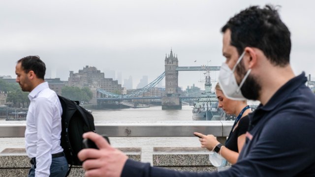 Няма празнични паузи за ваксинацията в Англия