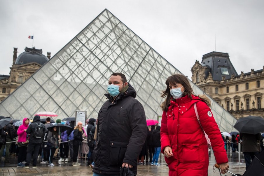 Франция започна днес да вдига ограничения, сред които задължителните маски