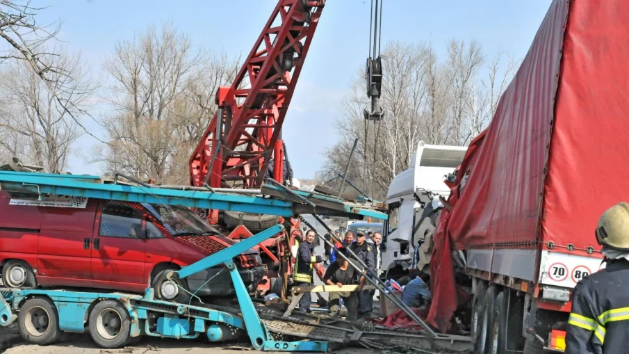 Автобус се обърна и попиля коли на пътя Русе-Бяла