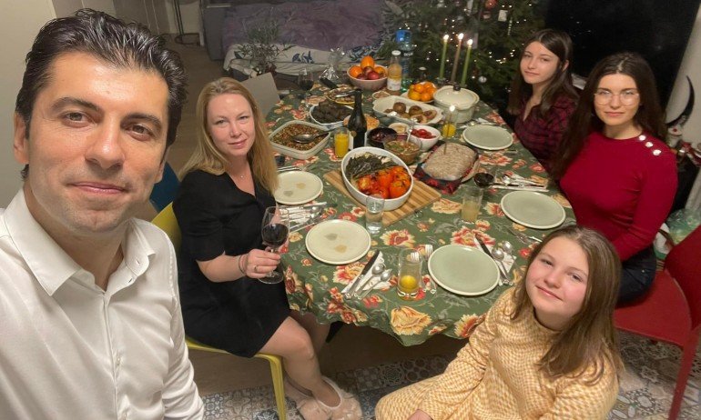 Премиерът Кирил Петков със семейно селфи на Бъдни вечер