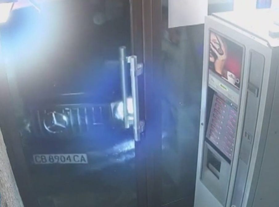 БРУТАЛЕН ЕКШЪН: Агресивен тип нахлу с джипа си в заведение в Студентски град