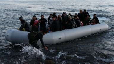 Най-малко 11 души загинаха, а 90 бяха спасени, когато лодка