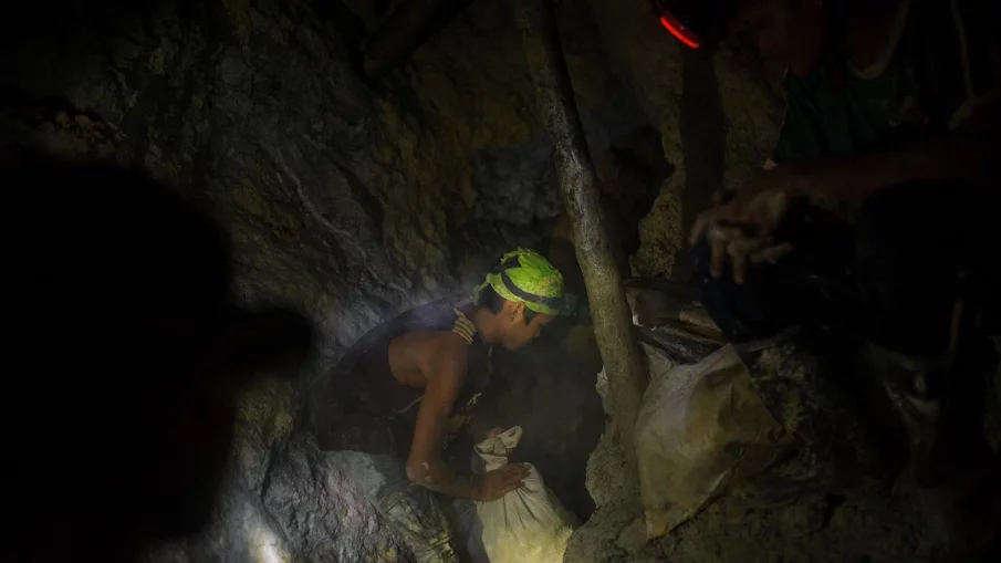 Най-малко 38 души са загинали при срутване в златодобивна мина
