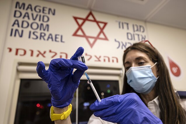 Израел тества четвърта доза COVID ваксина върху 150 медици