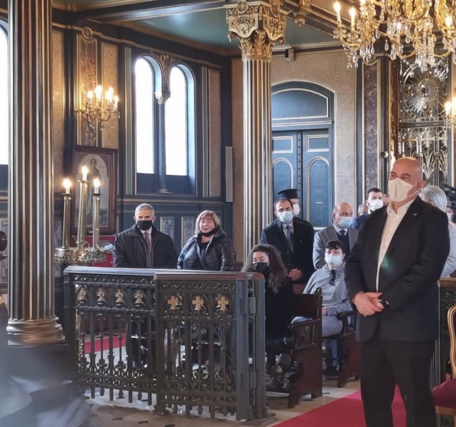 Главният прокурор Иван Гешев сред миряните на службата в Желязната църква (ОБНОВЕНА)