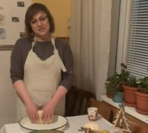 Корнелия Нинова показа как меси погача за Бъдни вечер